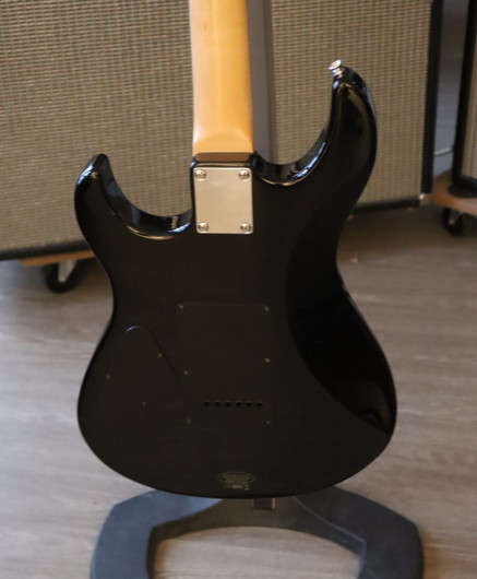 Yamaha ERG121 sähkökitara musta + hihna ja gig bag (käytetty)