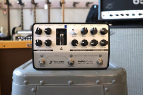 Two Notes ReVolt Guitar Analog Amp Sim Preamp pedaali (käytetty)