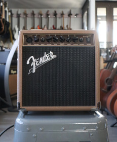 Fender Acoustasonic 15 akustiselle kitaralle ja laululle (käytetty)