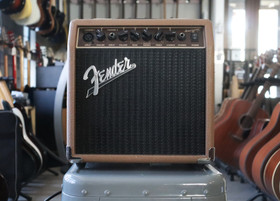Fender Acoustasonic 15 akustiselle kitaralle ja laululle (käytetty)