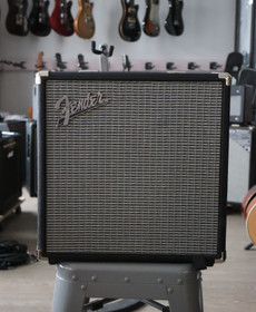  Fender Rumble 25 bassovahvistincombo (käytetty)