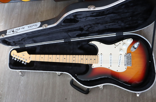 Fender American Stratocaster 2003+ kova laukku (käytetty)