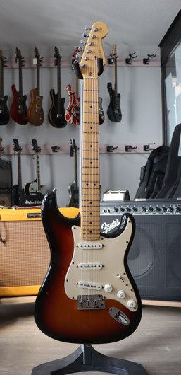 Fender American Stratocaster 2003+ kova laukku (käytetty)