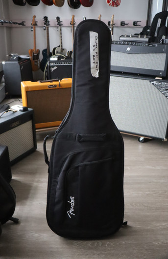 Fender Stratocaster HSS 2015 sähkökitara + gig bag (käytetty)