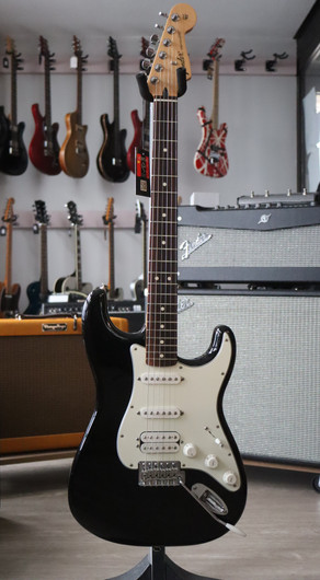 Fender Stratocaster HSS 2015 sähkökitara + gig bag (käytetty)