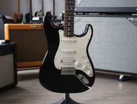 Fender Stratocaster HSS 2015 sähkökitara + gig bag (käytetty)