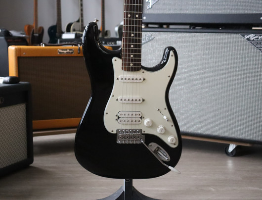 Fender Stratocaster HSS 2015 sähkökitara + gig bag (käytetty)