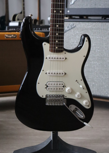 Fender Stratocaster HSS 2015 sähkökitara + gig bag (käytetty)