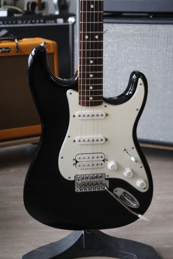 Fender Stratocaster HSS 2015 sähkökitara + gig bag (käytetty)