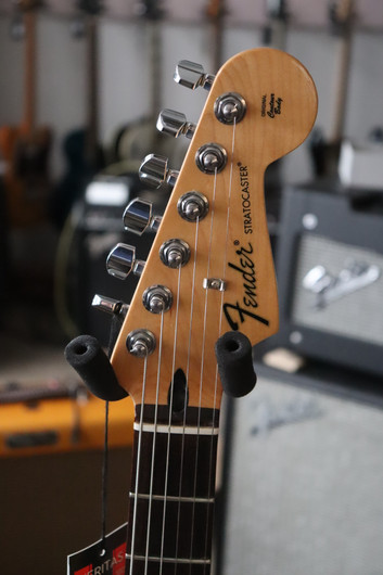 Fender Stratocaster HSS 2015 sähkökitara + gig bag (käytetty)