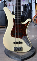 Carvin SB4000 White sähköbasso (käytetty)