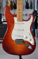 Fender Select Stratocaster, Dark Cherry Burst 2012 (käytetty)
