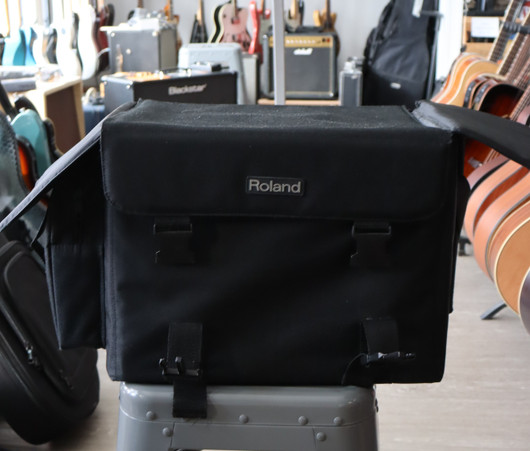 Roland AC-60 akustisen kitaran vahvistin + kantolaukku (käytetty)