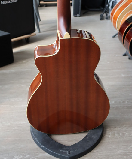 Fender Kingman Bass elektroakustinen Shaded Edge Burst 2024 (käytetty)