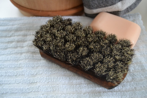 Pesuharja suorakaide, koko 6,5x14 cm, tervattu harjapuu, puolipehmeä