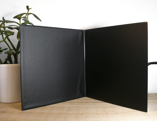 Isompi samettikansio 2:lle pysty- tai vaakakuvalle