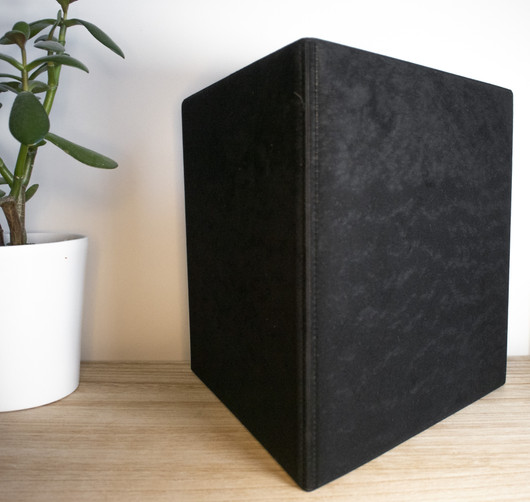 Isompi samettikansio 2:lle pysty- tai vaakakuvalle