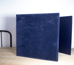 Isompi samettikansio 3:lle pysty- tai vaakakuvalle