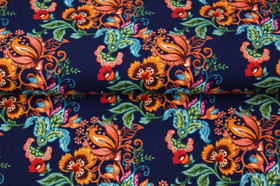 Oransseja ja sinisiä kukkia joutocollege