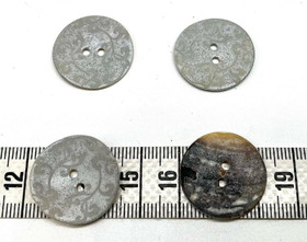 Helmiäisnappi kuviolla