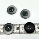 harmaa nappi jossa vaaleaa reunassa