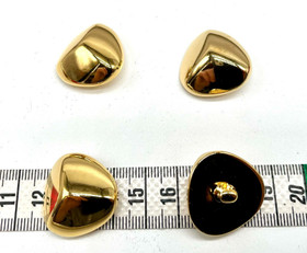 Kulta pyrämiidi nappi