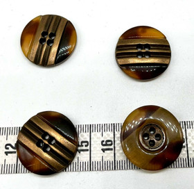 Ruskea nappi jossa metallikoriste