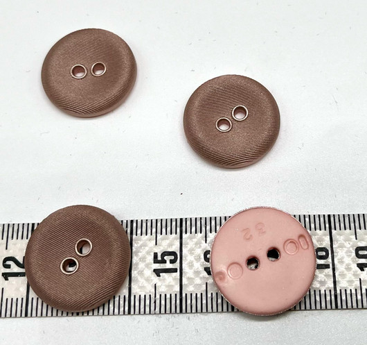 Kiiltävä viiruinen nappi 20mm