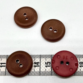 Kiiltävä viiruinen nappi