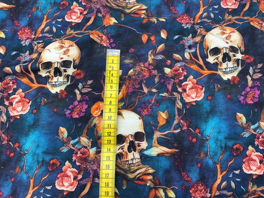 Pääkallot köynöksissä trikoo