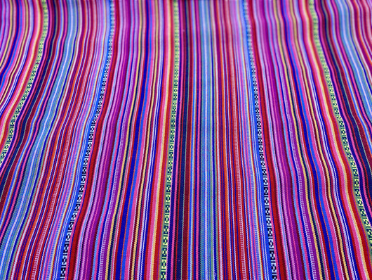 Värikäs raitakangas