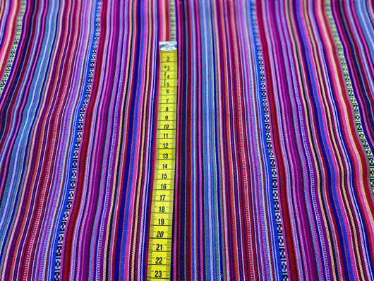 Värikäs raitakangas