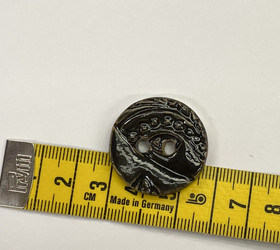 Keraaminen nappi: Pyöreä, ruskea.