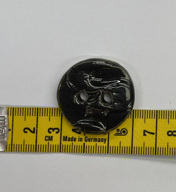 Keraaminen Nappi: Pyöreä, ruskea.