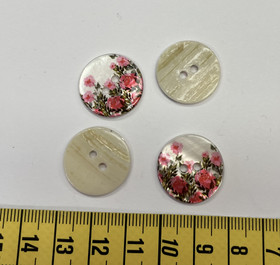 Nappi: Punaisia kukkia