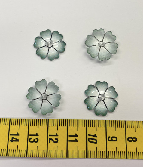 Nappi: Harmaan vihertävä kukka