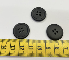 Nappi: 4 reikäinen musta nappi