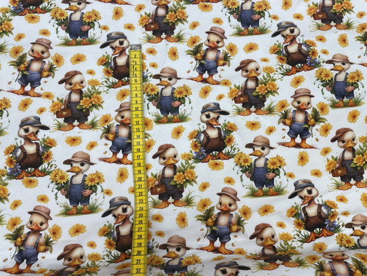 Ankat kukkapellossa trikoo