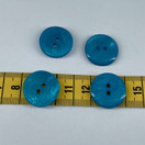 Sininen kiiltävä muovinappi