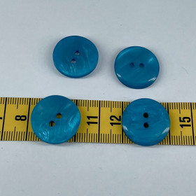 Sininen kiiltävä muovinappi