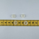 Valkoinen läpikuultava pieni nappi