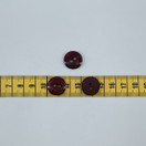 Kiiltävä nappi halkiolla