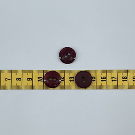 Kiiltävä nappi halkiolla