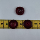 Viininpunainen nappi syvennyksellä