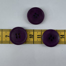 Tumman violetti nappi syvennyksellä