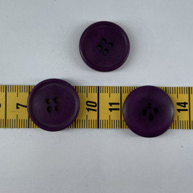 Tumman violetti nappi syvennyksellä