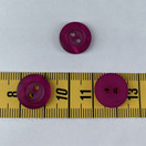 Pinkki nappi syvennyksellä