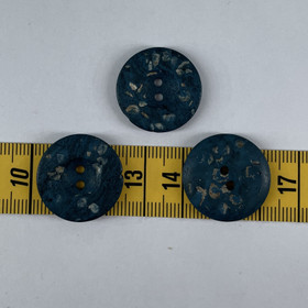 Petroolin värinen puinen nappi