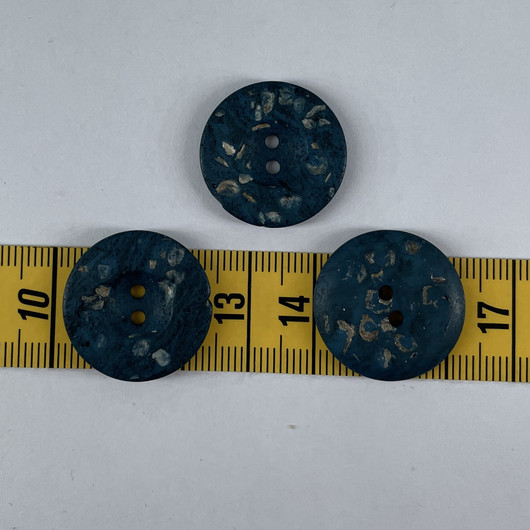 Petroolin värinen puinen nappi