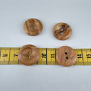 Puu nappi syvennyksellä